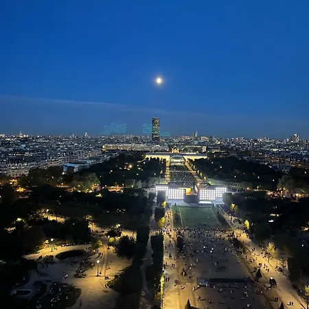 With Near Tour Eiffel Apartment *